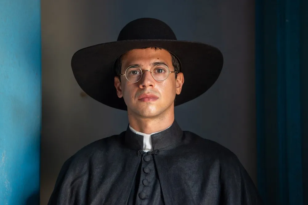 Rodrigo Lélis é Padre Bida em Guerreiros do Sol — Foto: Globo/Estevam Avellar