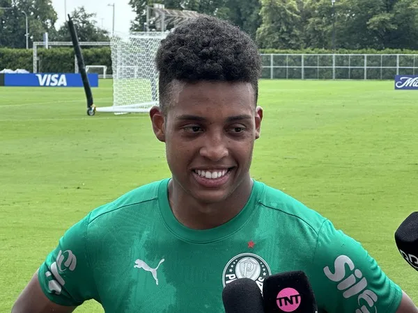 Vanderlan disputa posição no time titular do Palmeiras para enfrentar o Chelsea — Foto: Thiago Ferri