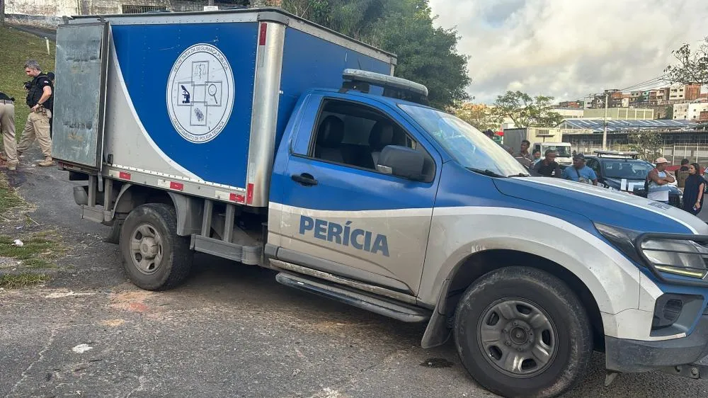 Unidade do DPT fazendo a remoção dos corpos no bairro do Retiro - Foto: Luan Julião | Ag. A TARDE