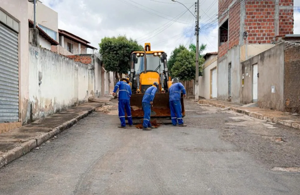 Prefeitura de Brumado inicia recuperacão da Rua Ana Lídia Viana Cardoso após anos de abandono