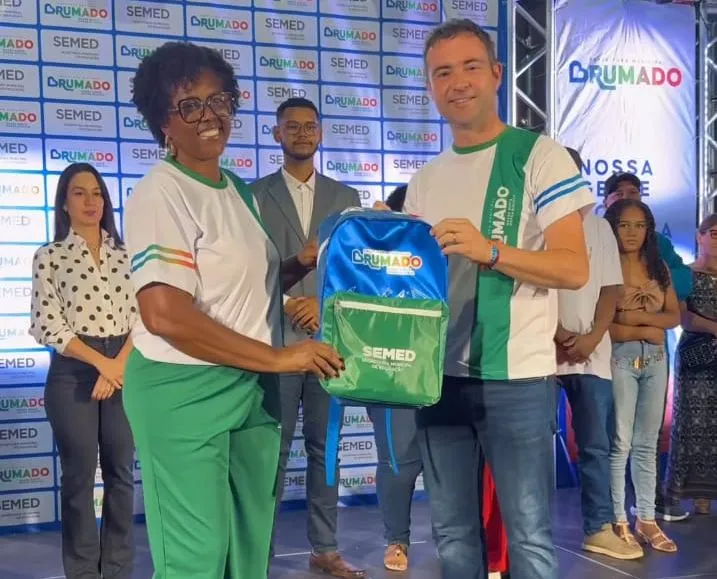 Prefeito Fabrício Abrantes apresenta novo uniforme da rede municipal durante inauguração em Brumado