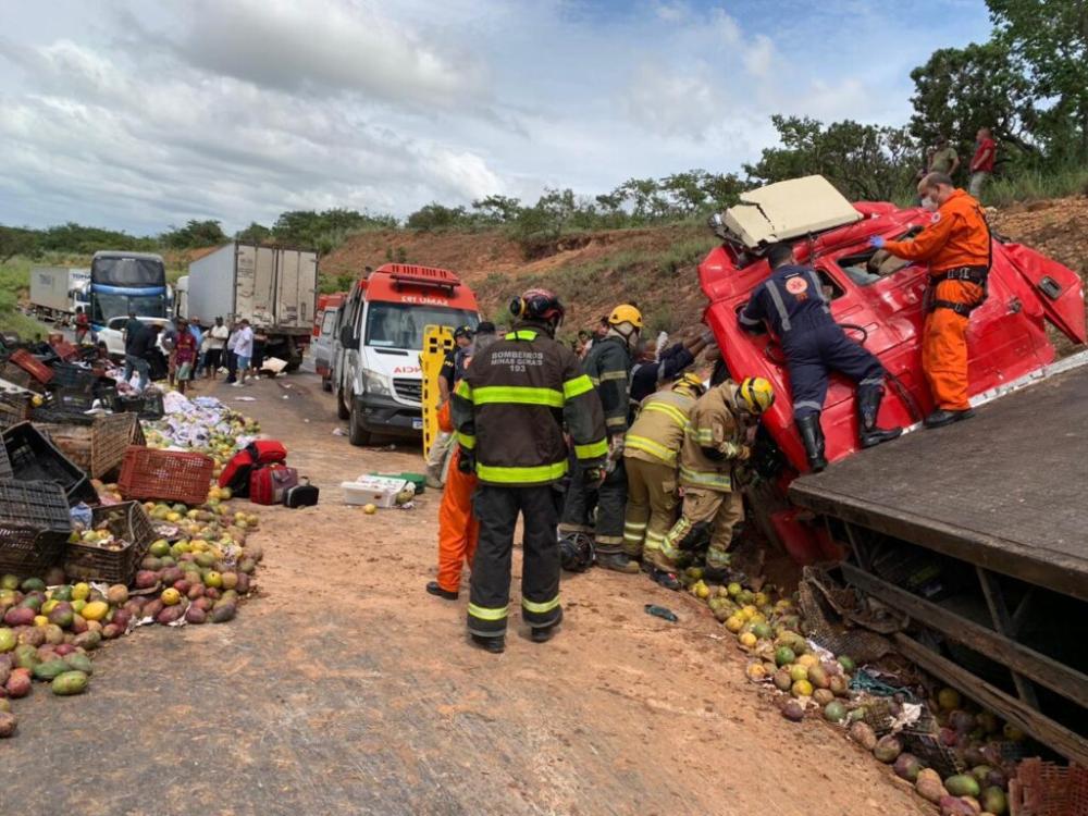 Vítimas foram socorridas pelos bombeiros e Samu — Foto: Corpo de Bombeiros/Divulgação