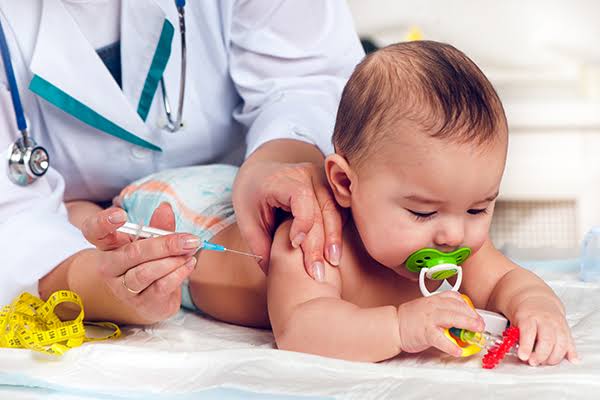 Vacina da Covid-19 em crianças passa a ser obrigatória no Brasil, mas decisão é polêmica