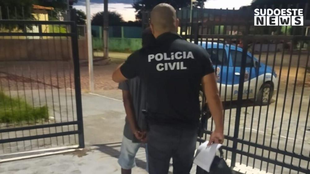 Delegado conduzindo o suspeito. Foto: Polícia Civil