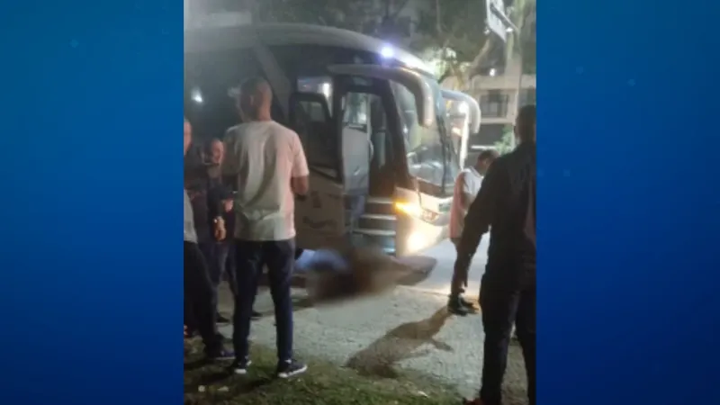 Reprodução / Ônibus que transportava 28 PMs é abordado por bandidos em tentativa de assalto no Centro do Rio