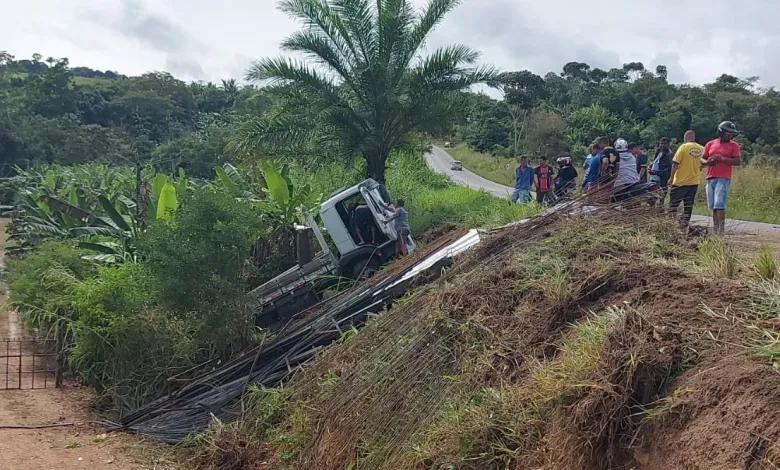 O caminhão seguia de Brumado para a cidade de Laje. Foto: WhatsApp do Mídia Bahia