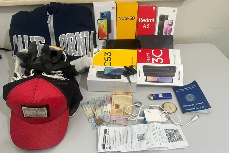 PM prende homem com 11 celulares furtados Foto: WhatsApp/Achei Sudoeste