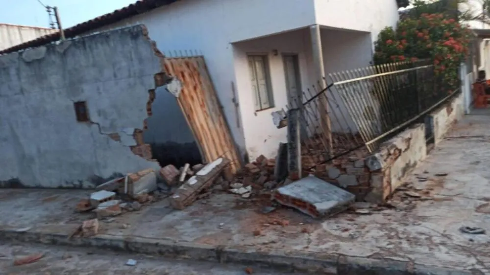 Casa tem muro derrubado em Guanambi. Foto: SMTRan