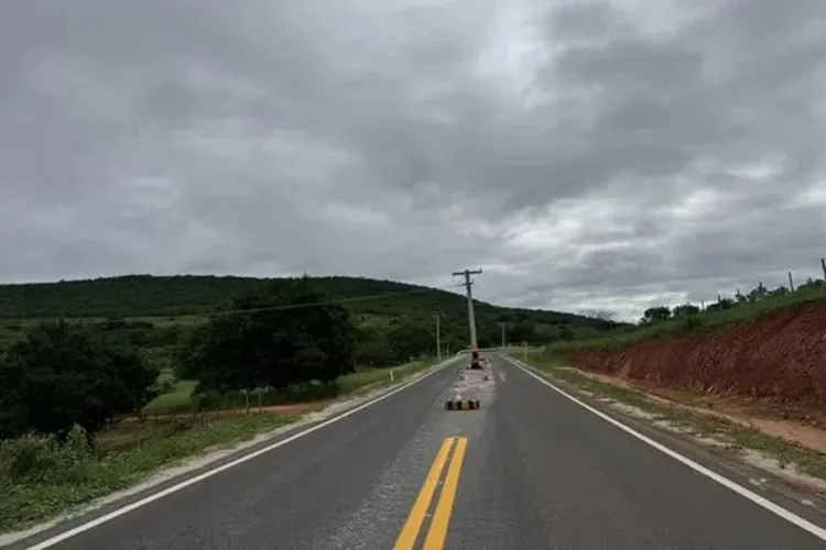 Um poste instalado no meio da pista, na BA-026, no trecho que liga os municípios de Rio do Antônio e Caculé, no sudoeste da Bahia, tem gerado preocupação entre motoristas que trafegam pela região. A situação foi registrada por um condutor, que publicou a 